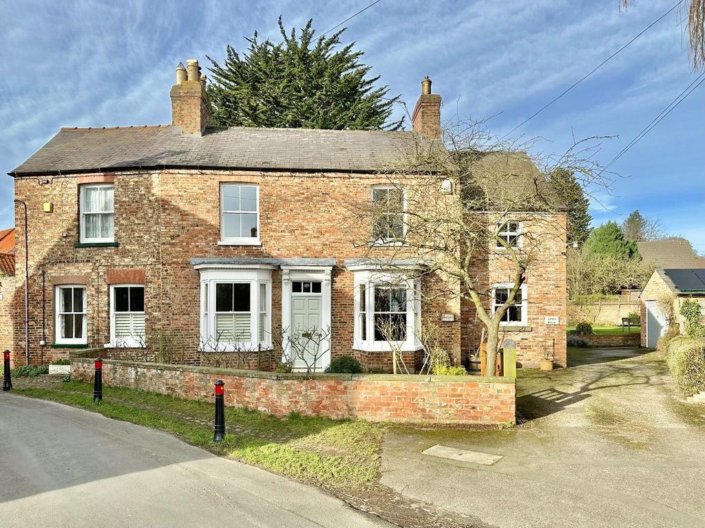 4 bed semidetached house for sale in Market Place, Easingwold, York