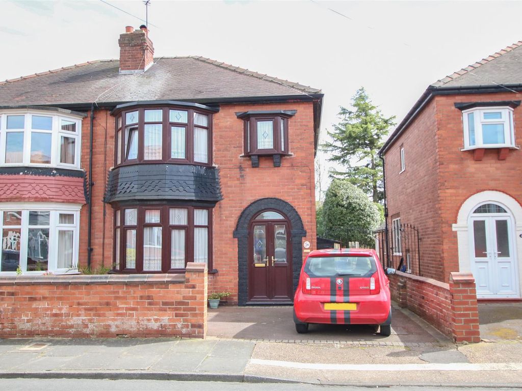 3 bed semidetached house for sale in Manor Drive,