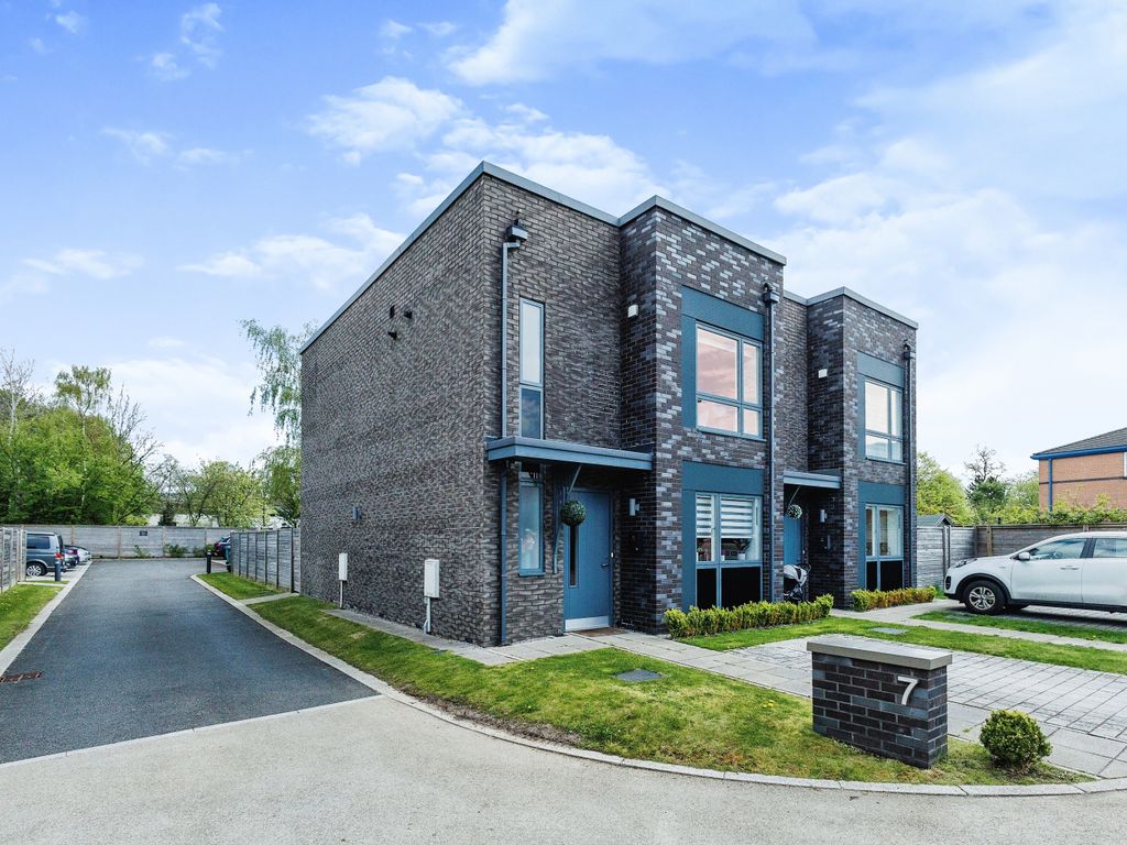 3 bed semidetached house for sale in Broxbourne Close, Manchester M20