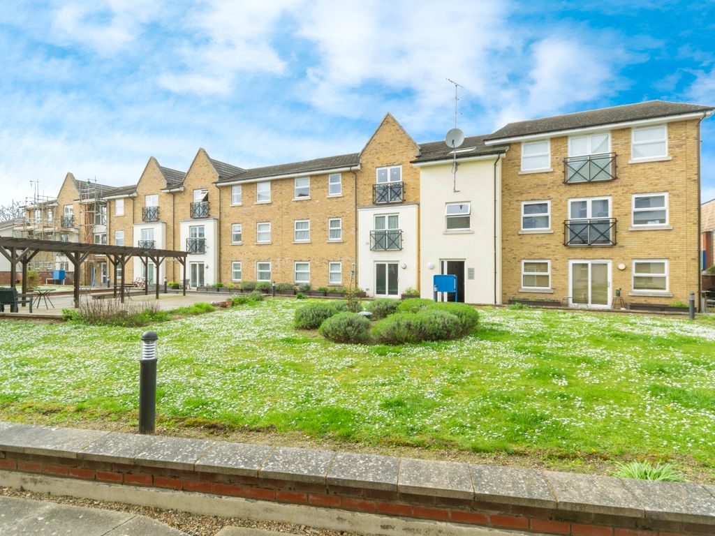 2 bed flat for sale in Walsworth Road, Hitchin, Hertfordshire SG4, £