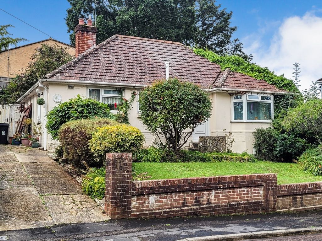 3 bed bungalow for sale in Beverley Gardens, Bournemouth BH10, £125,000