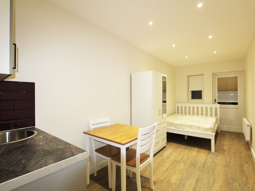 Studio to rent in Cardington Square, Hounslow TW4, £900 pcm Zoopla