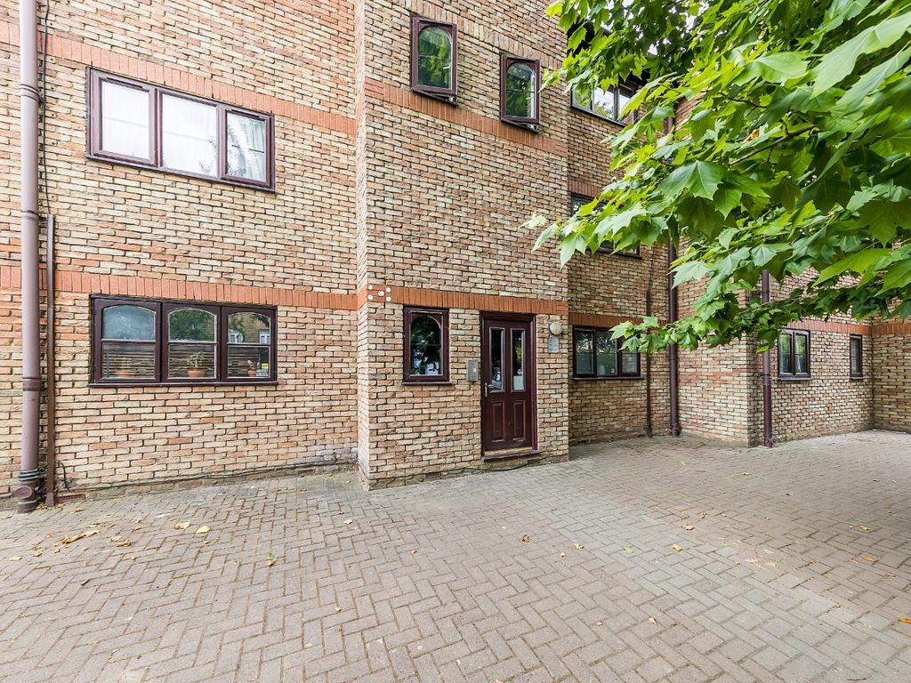 1 bed flat to rent in Chobham Road, London, Greater London E15, £1,450