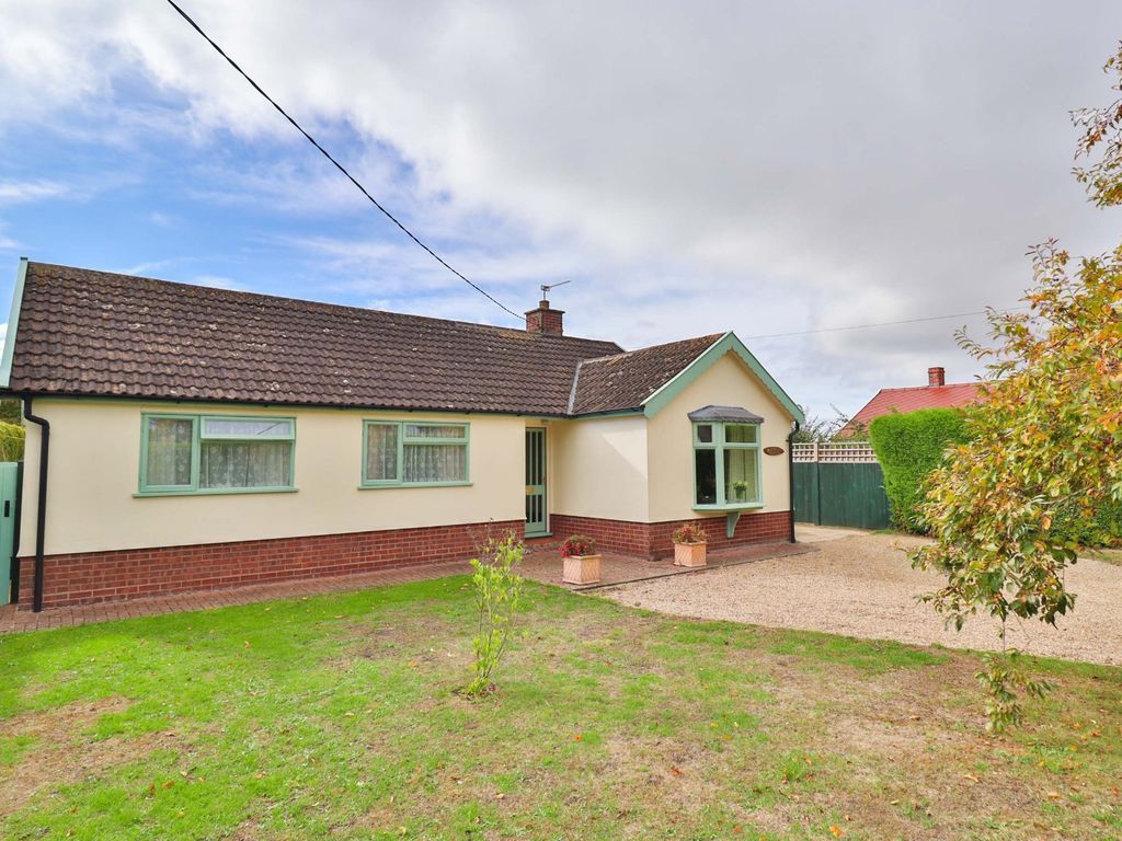 3 bed detached bungalow for sale in Harvey Lane, Dickleburgh, Diss IP21