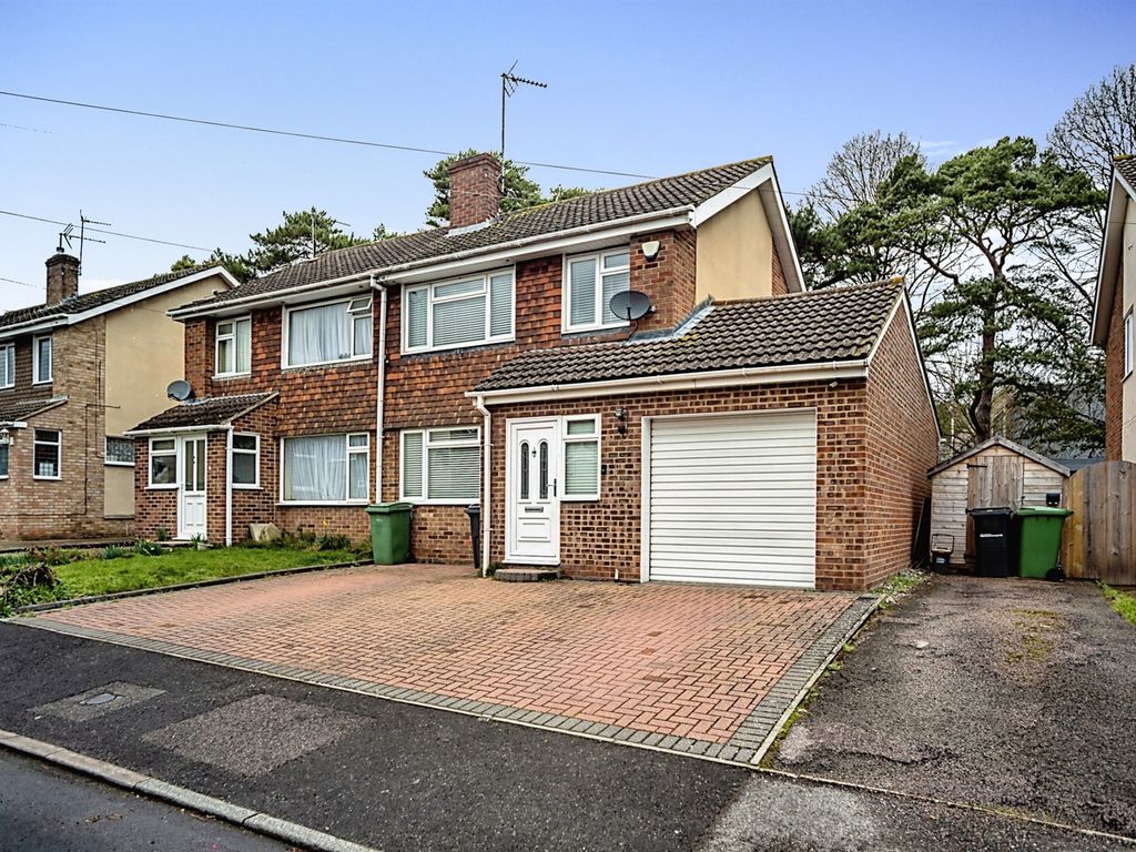 3 bed semidetached house for sale in Charlbury Close, Maidstone ME16