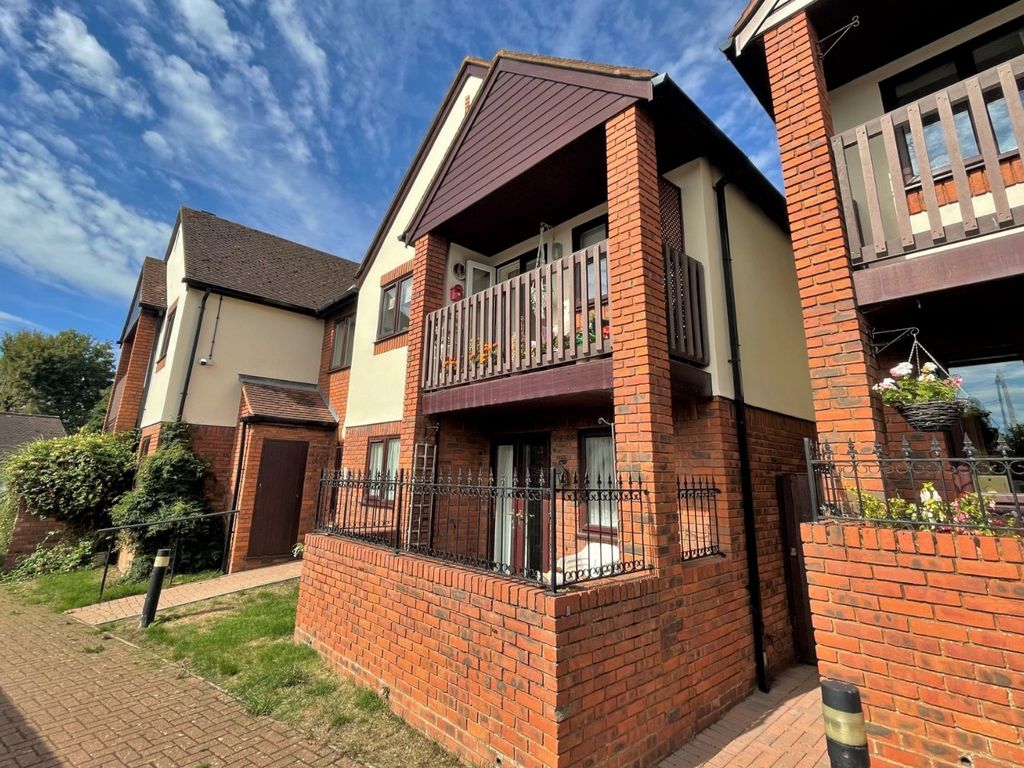 2 bed flat for sale in Jasmine Crescent, Princes Risborough HP27, £325,000 Zoopla