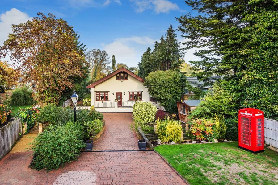 5 bed detached house to rent in Old Ferry Drive, Wraysbury, Staines