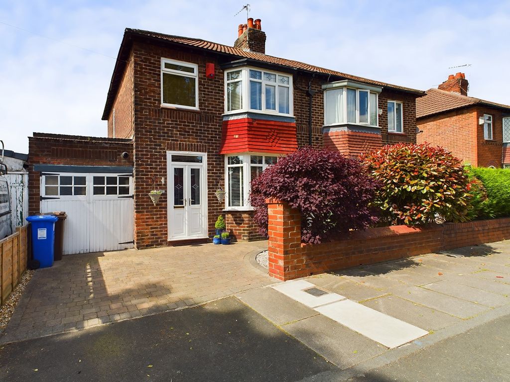 3 bed semidetached house for sale in Norfolk Avenue, Denton