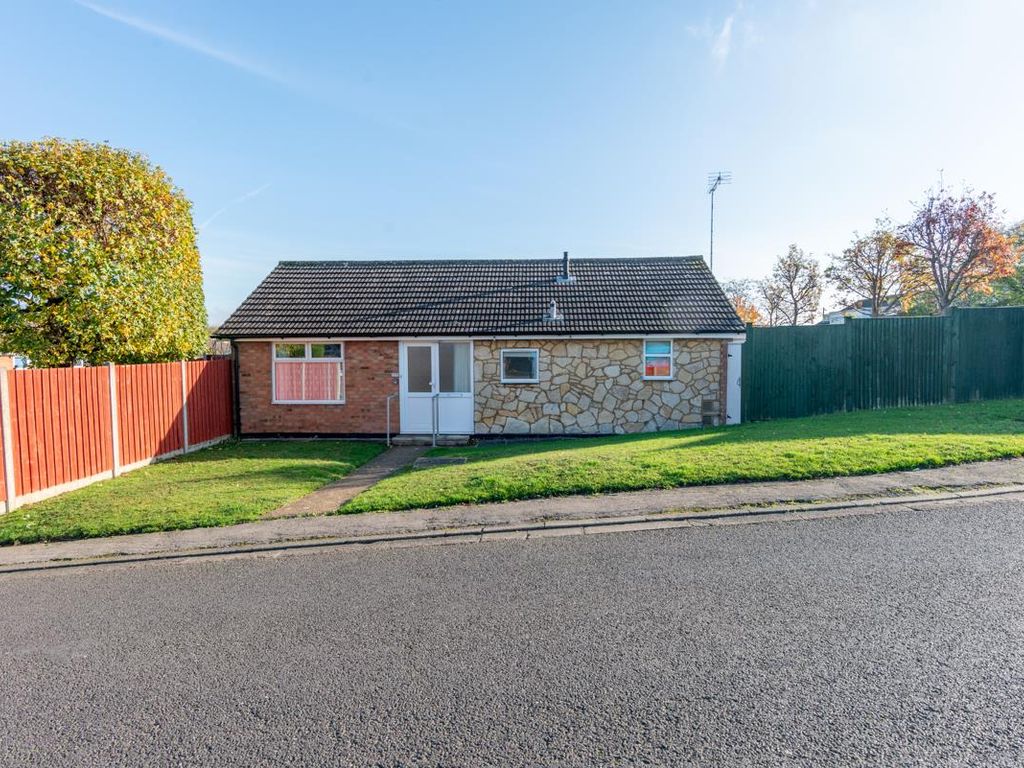 2 bed detached bungalow for sale in Bideford Green, Linslade