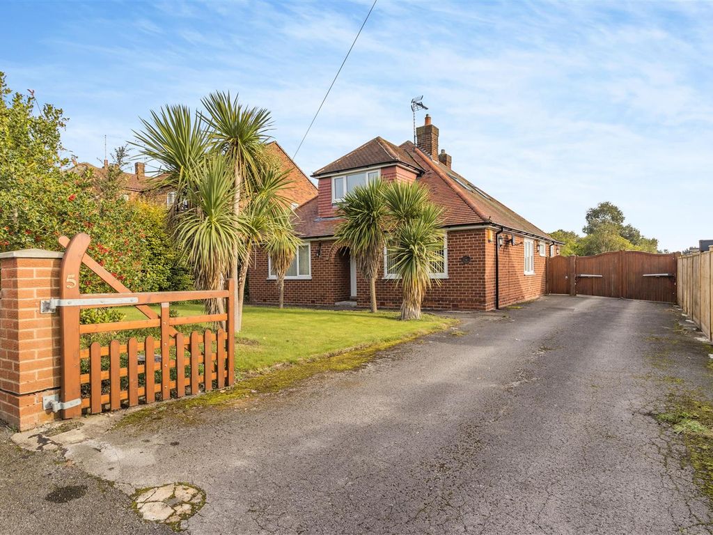 3 bed detached bungalow for sale in Stanley Road, Forest Town
