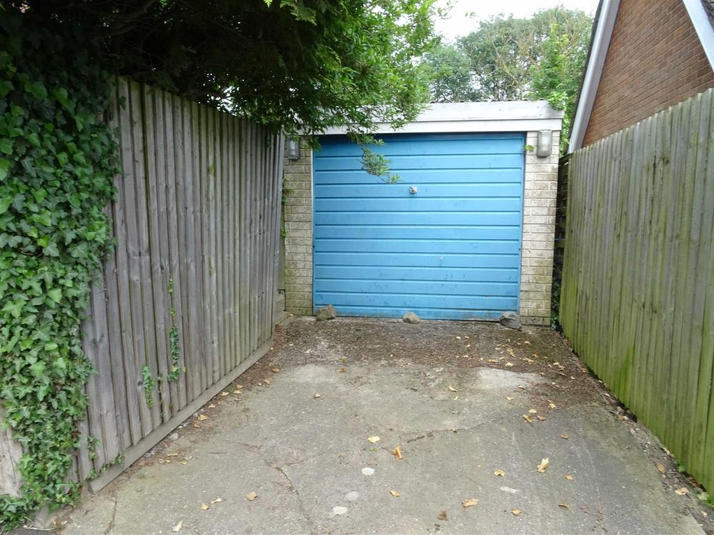 4 bed detached house for sale in Priesthills Road, Hinckley LE10, £