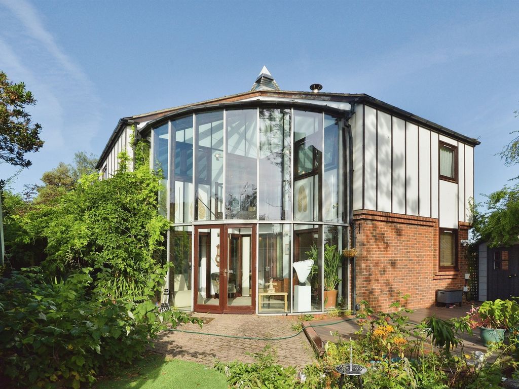 4 bed detached house for sale in Cadman Square, Shenley Lodge, Milton