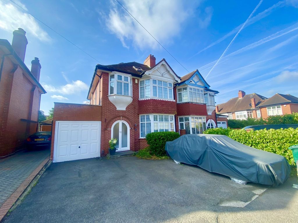 4 bed semidetached house for sale in Woodland Close, Kingsbury NW9