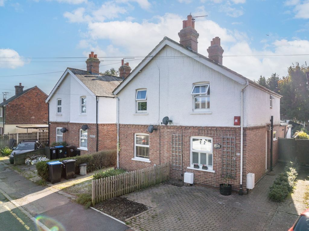 2 bed semidetached house for sale in Station Road, Lingfield RH7, £