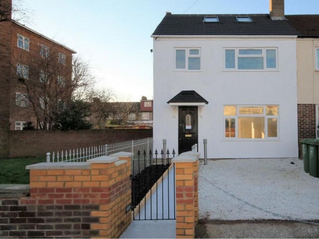 4 bed detached house to rent in Bradfield Drive, Barking IG11, £2,500