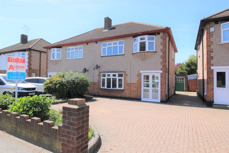 3 bed semidetached house to rent in Pettits Lane North, Romford RM1