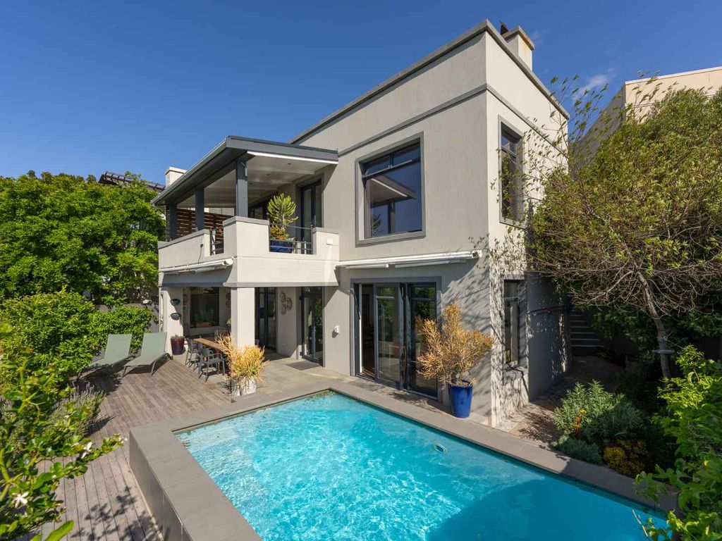 3 bed detached house for sale in Vredehoek, Cape Town, South Africa, £