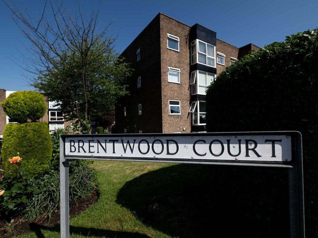 2 bed flat to rent in Brentwood Court, Lowther Road M25, £950 pcm Zoopla