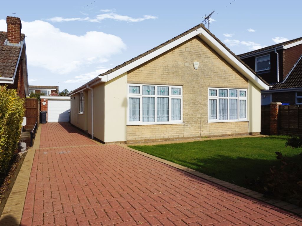 3 bed bungalow for sale in Langton Road, HoltonLeClay, Grimsby DN36