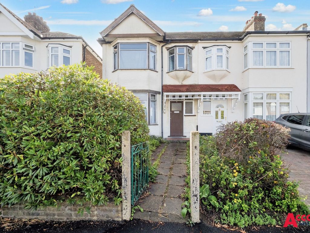 3 bed end terrace house for sale in Carlton Road, Gidea Park, Romford