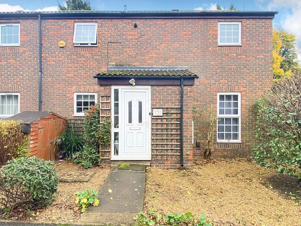 3 bed end terrace house for sale in Meadow Way, Leighton Buzzard