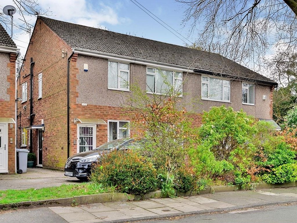 2 bed to rent in Clarendon Road, Sale, Greater Manchester