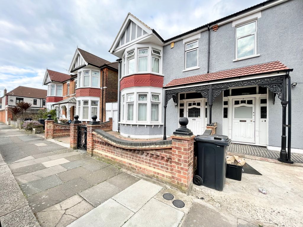 Room to rent in Woodstock Gardens, Ilford IG3 Zoopla