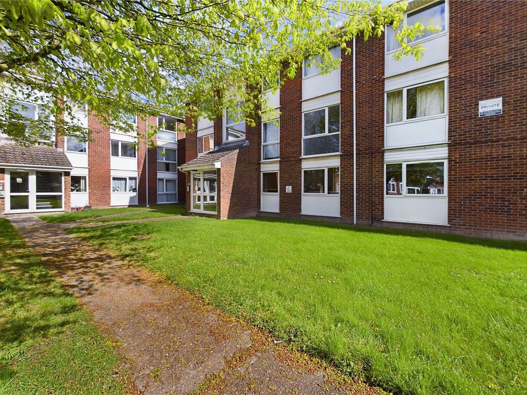 2 bed flat for sale in Wordsworth Close, Royston, Hertfordshire SG8