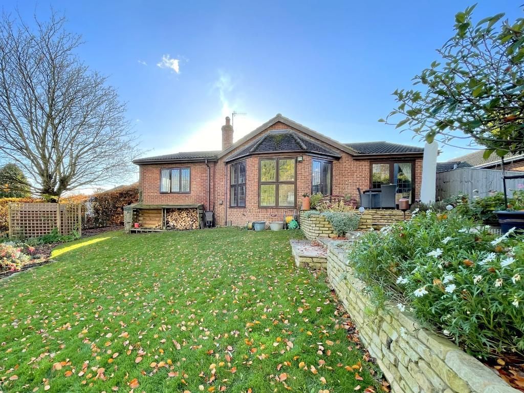 4 bed bungalow for sale in Wessington Park, Calne, Wiltshire SN11, £