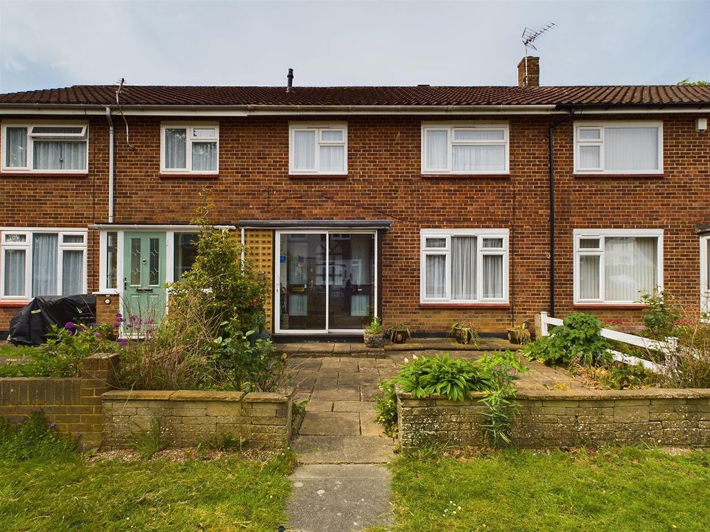 3 bed property for sale in Lavington Close, Ifield, Crawley RH11, £