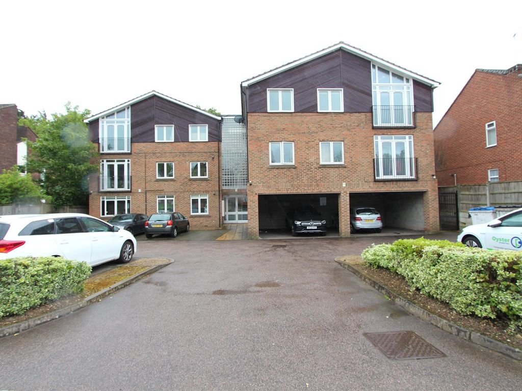 2 bed flat to rent in Rickmansworth Road, Watford, Hertfordshire WD18