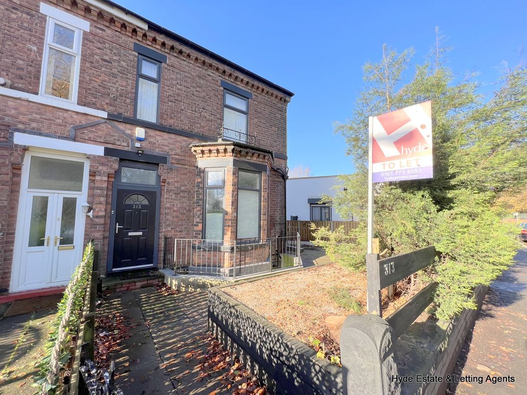 2 bed flat to rent in Bury Old Road, Prestwich, Manchester M25, £795