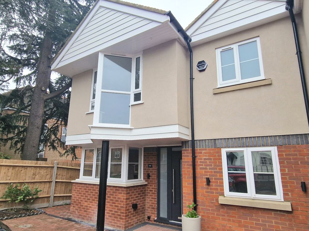 4 bed property to rent in Sparrows Wick, Sparrows Herne, Bushey WD23
