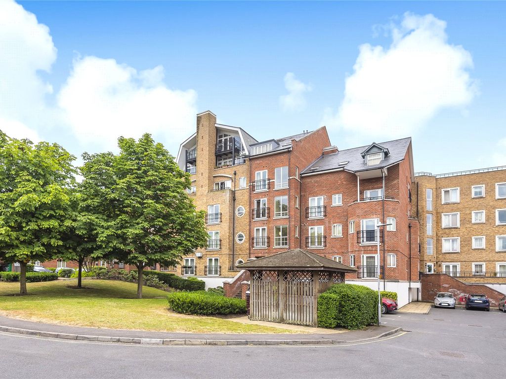 2 bed flat for sale in Aveley House, Iliffe Close, Reading, Berkshire