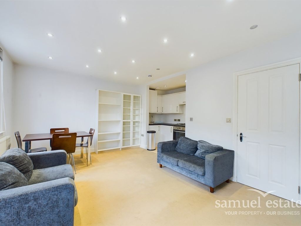 2 bed flat to rent in Battersea Park Road, Battersea SW11, £2,250 pcm