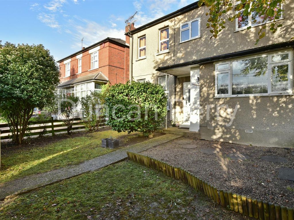 1 bed flat for sale in Road, Potters Bar, Herts EN6, £250,000