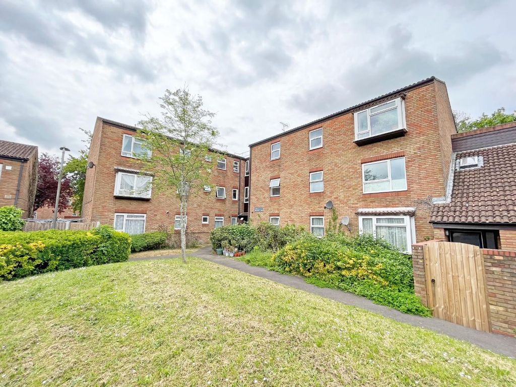 3 bed flat for sale in Baron Court, Stevenage SG1, £245,000 Zoopla