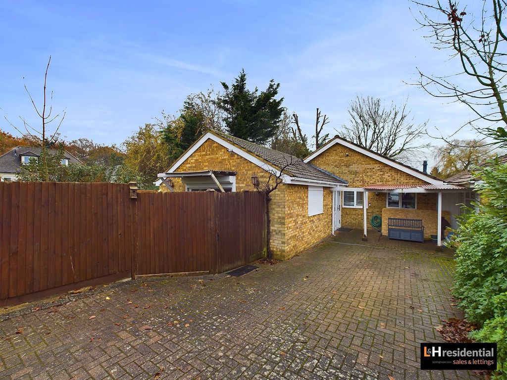 3 bed detached bungalow for sale in Kent Close, Borehamwood WD6, £