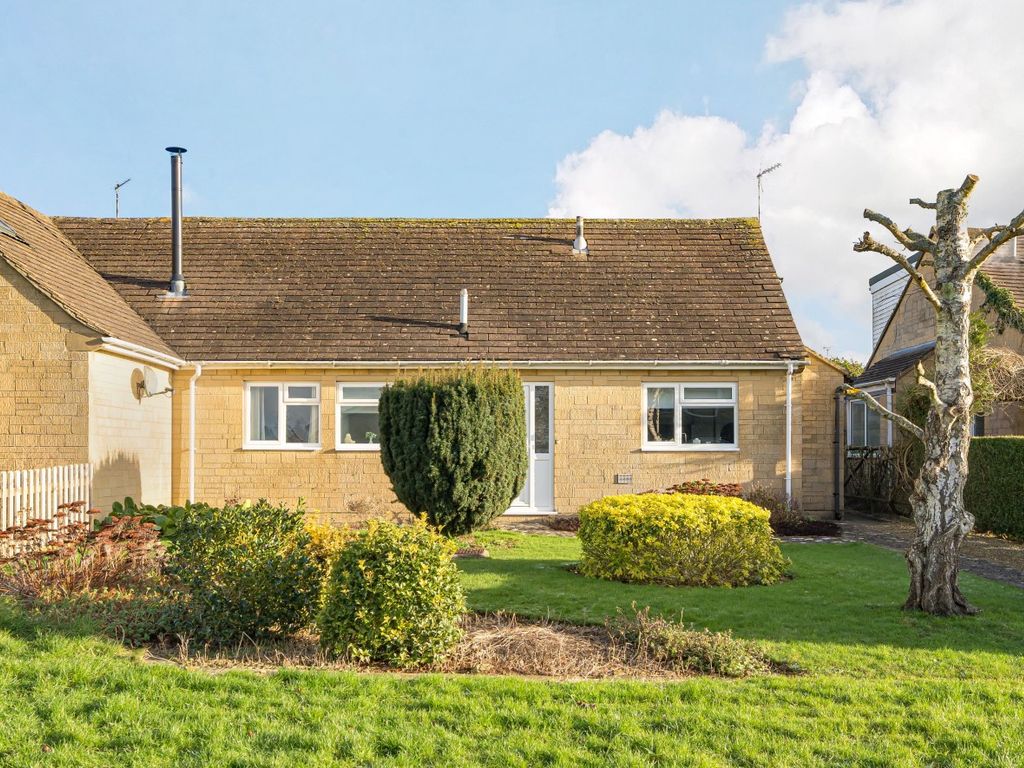 2 bed bungalow for sale in Links View, Cirencester, Gloucestershire GL7