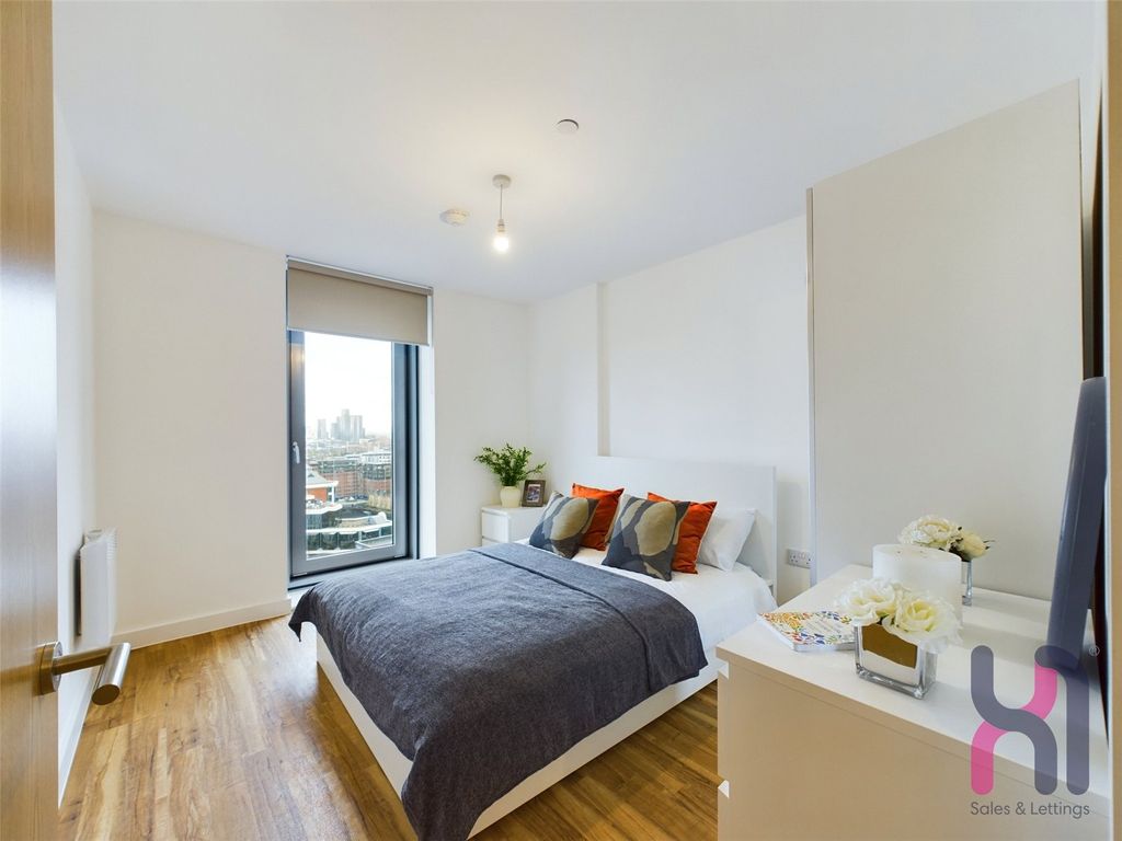 1 bed flat to rent in Media City, Michigan Point Tower D, 18 Michigan