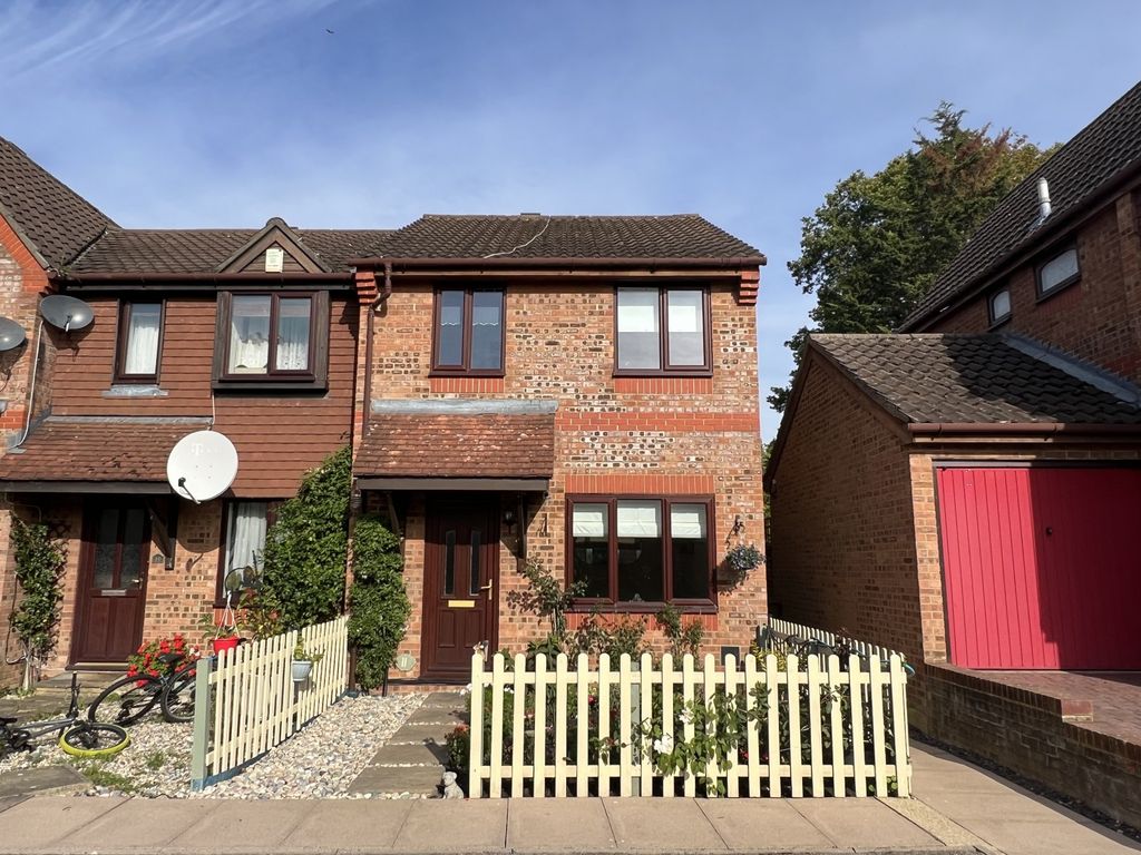 3 bed end terrace house for sale in Morden Close, Bracknell, Berkshire