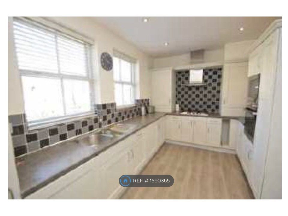 2 bed flat to rent in Upton Mount, Macclesfield SK10, £995 pcm Zoopla