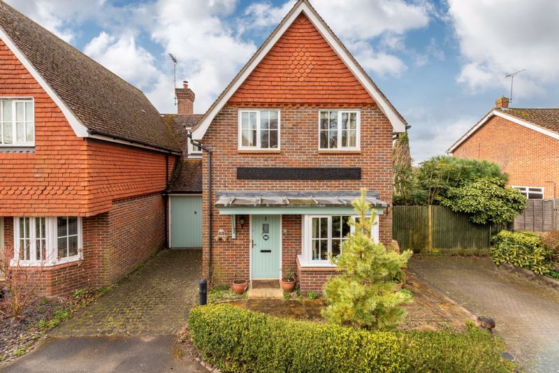 3 bed detached house for sale in Yeomans Croft, Bookham, Leatherhead