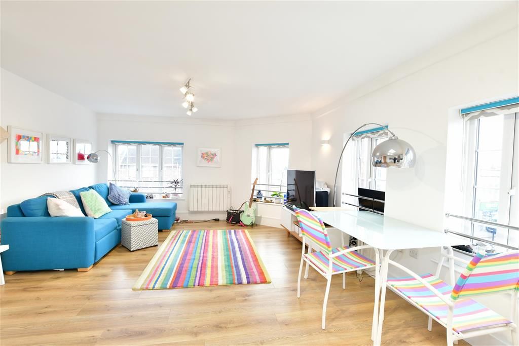 1 bed flat for sale in High Street, Barkingside, Ilford, Essex IG6, £