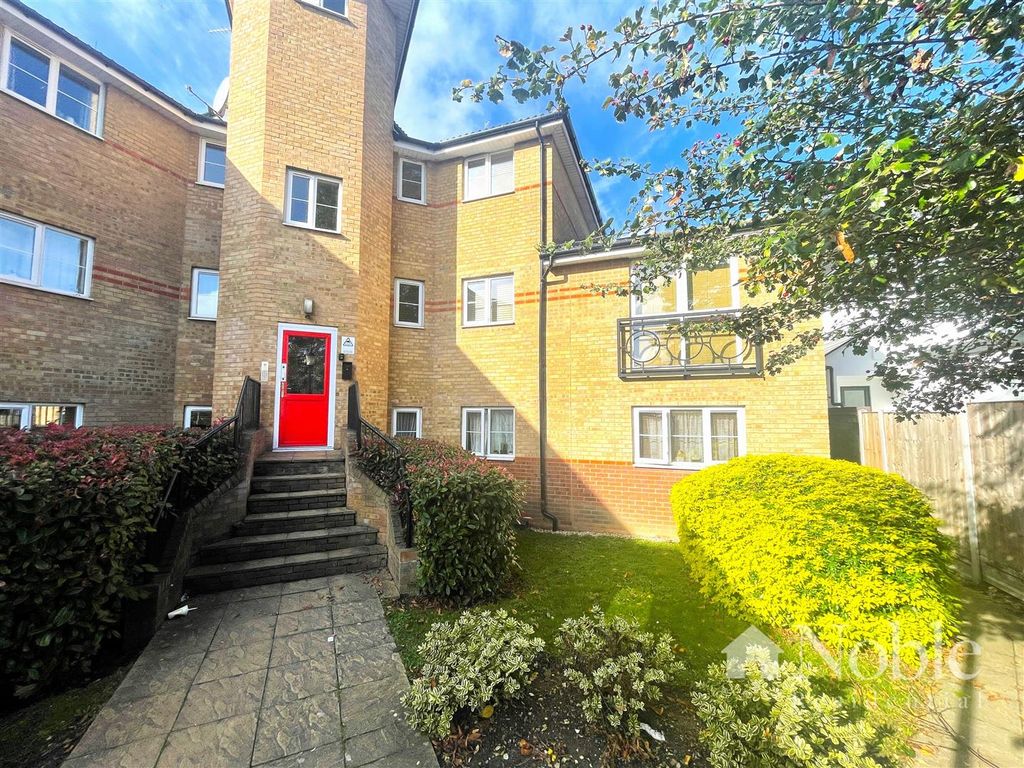 2 bed flat for sale in South Street, Romford RM1 Zoopla