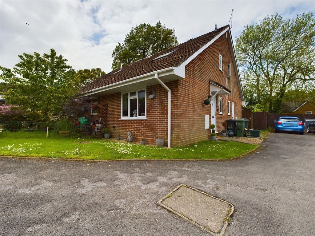 1 bed terraced house for sale in Lamorna Crescent, Tilehurst, Reading