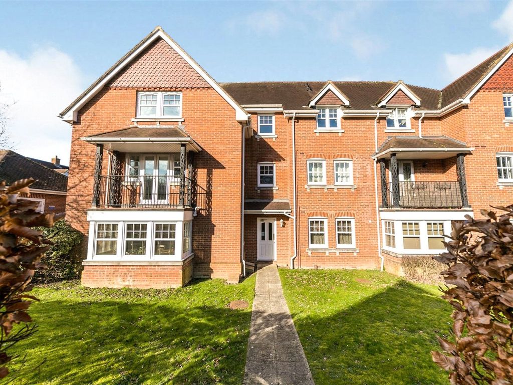 2 bed flat for sale in Campbell Fields, Aldershot, Hampshire GU11, £