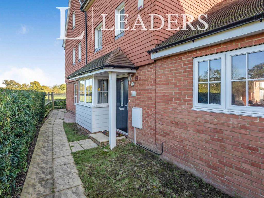 4 bed terraced house to rent in Brookfield Drive, Horley RH6, £2,500