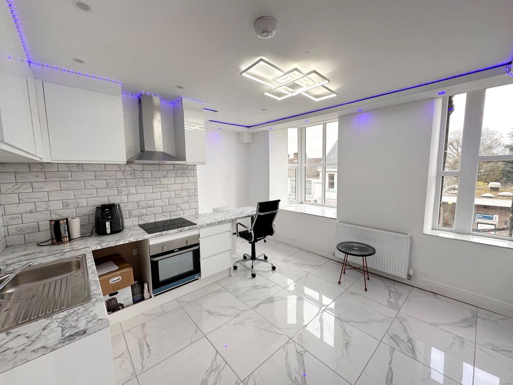 3 bed flat to rent in Woodfield Street, Morriston, Swansea SA6 Zoopla