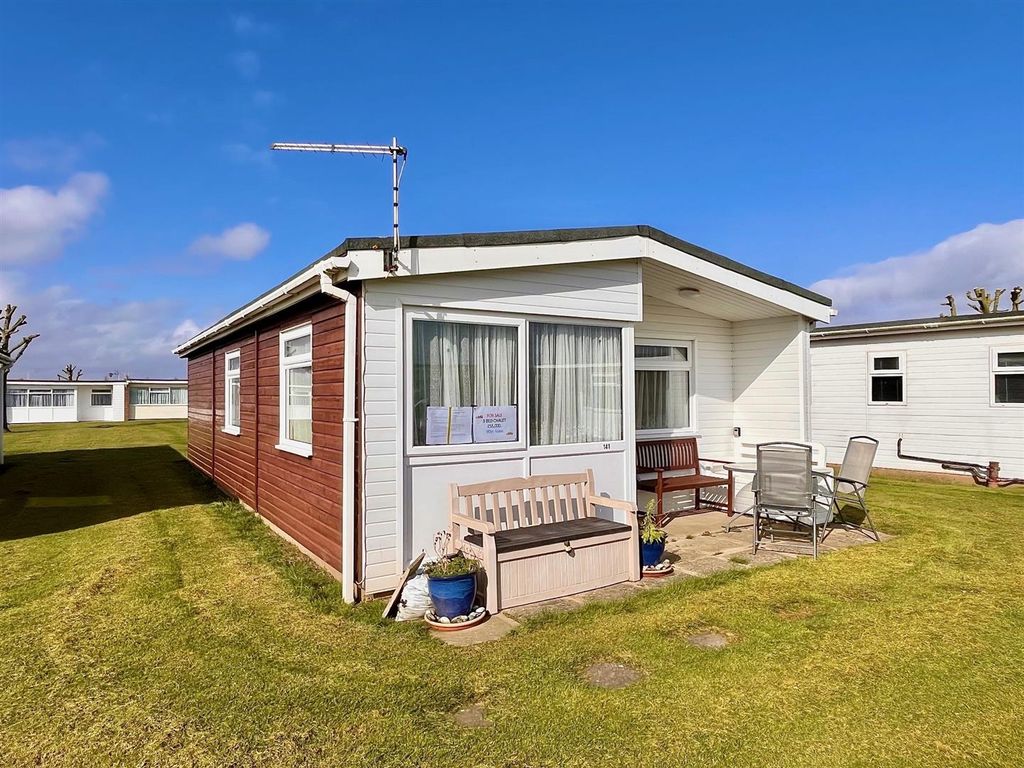 3 bed chalet for sale in Sundowner Newport Road, Hemsby, Great Yarmouth NR29, £55,000 Zoopla